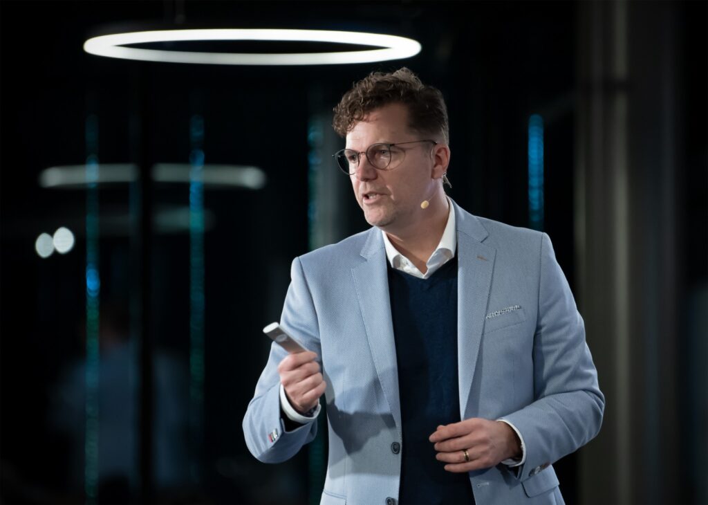 Sander Klos is founder van Business Accelerator, een groeimethode die bedrijven een hogere omzet, meer winst en meer bedrijfswaarde geeft. Hij is ook investeerder en veelgevraagd spreker. Binnen NLGroeit is hij mentor voor verschillende scaleups. Sander weet wat ondernemen is. Hij startte en leidde meerdere bedrijven en verkocht ze met grote winsten. (IENS, Backbase, EzGov, KRMG)